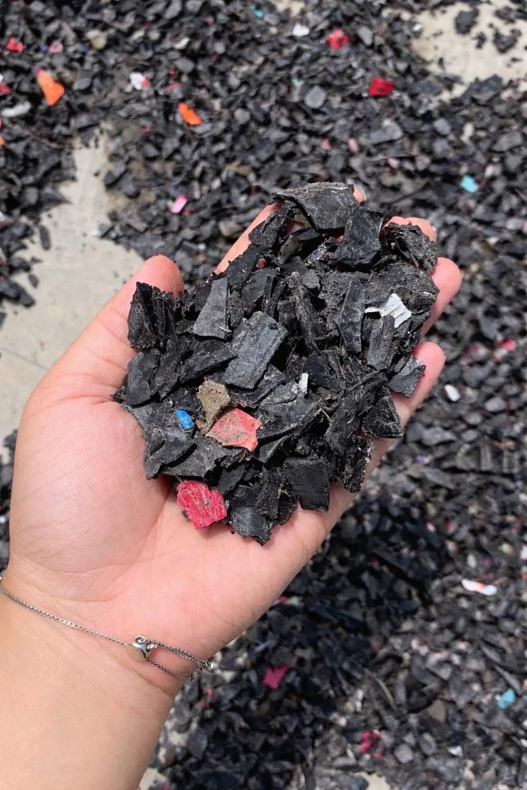 Cacahan plastik berwarna gelap yang dipegang untuk pemeriksaan visual