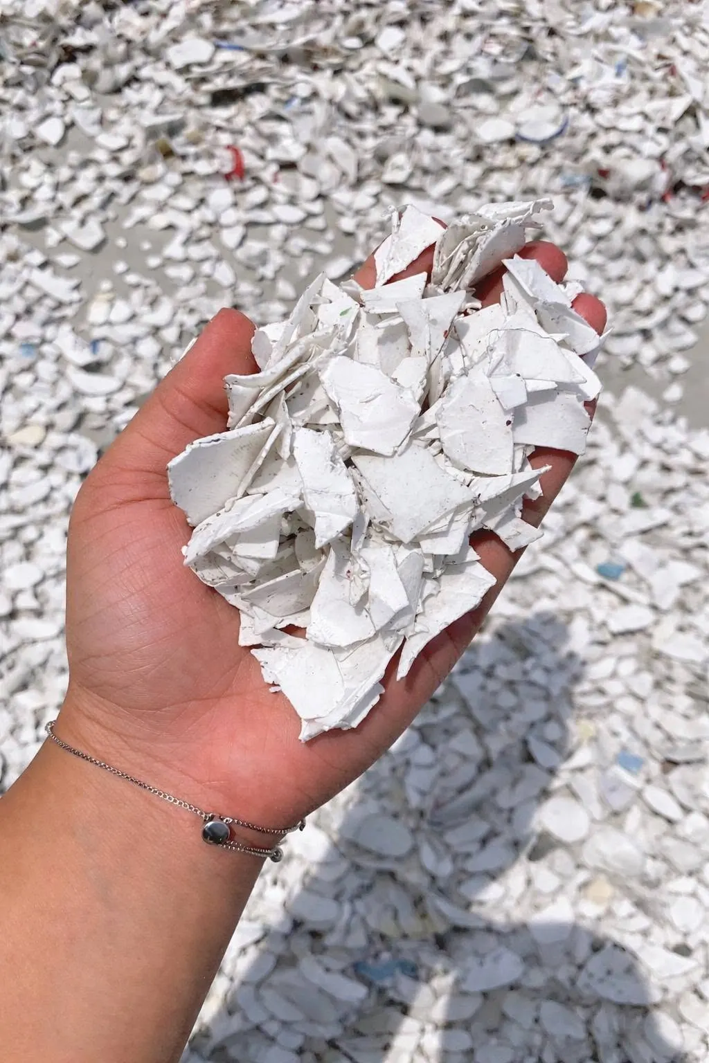 Cacahan plastik berwarna putih yang dipegang untuk pemeriksaan visual