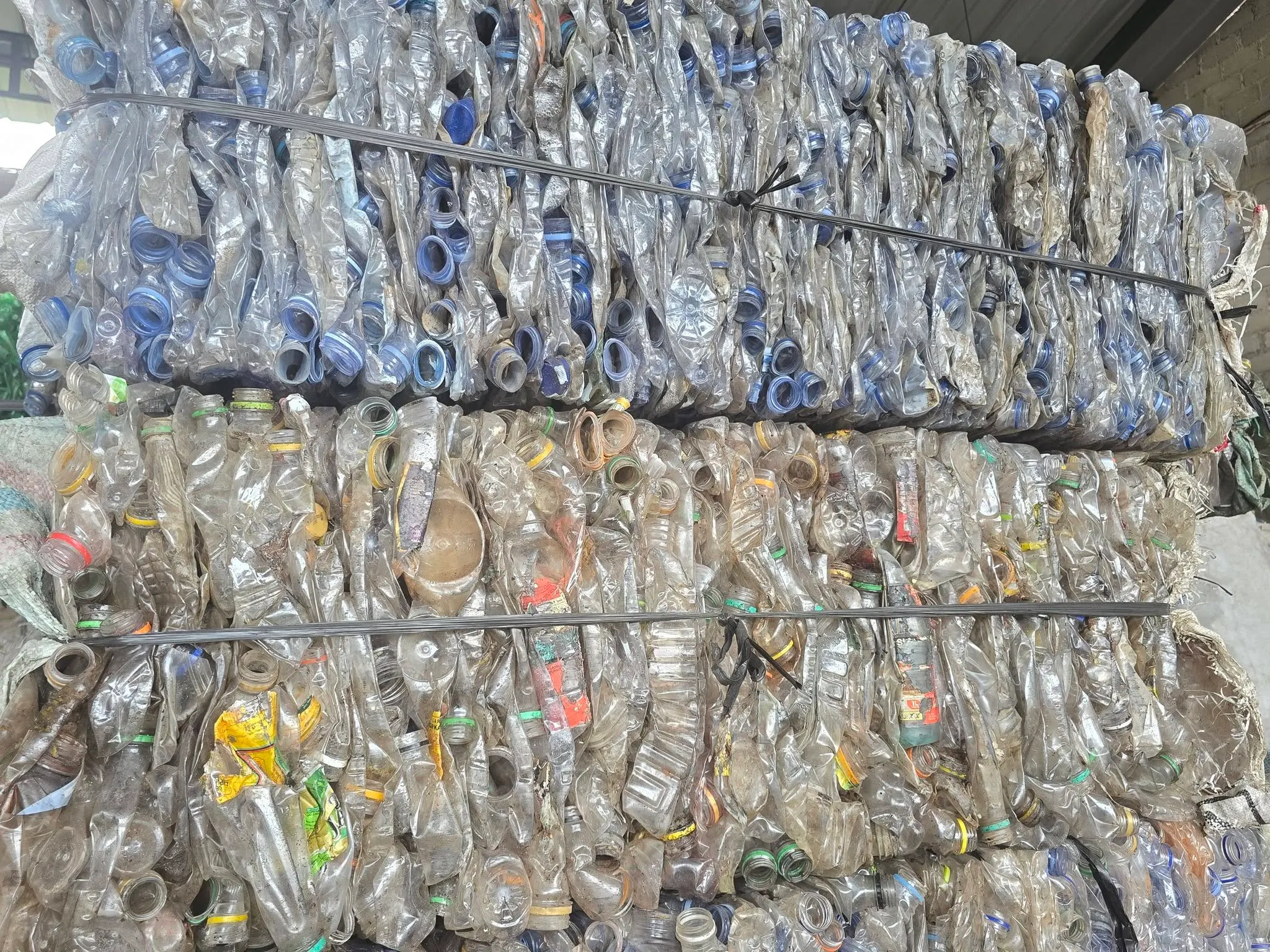 Material PET yang telah dipilah dan dipadatkan dalam bentuk bal press di fasilitas RRA Plastik